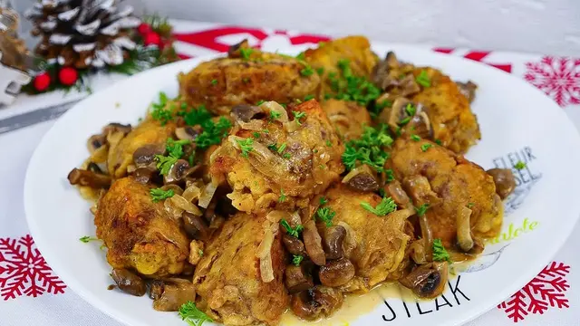 Мясные котлеты с картошкой под грибным соусом