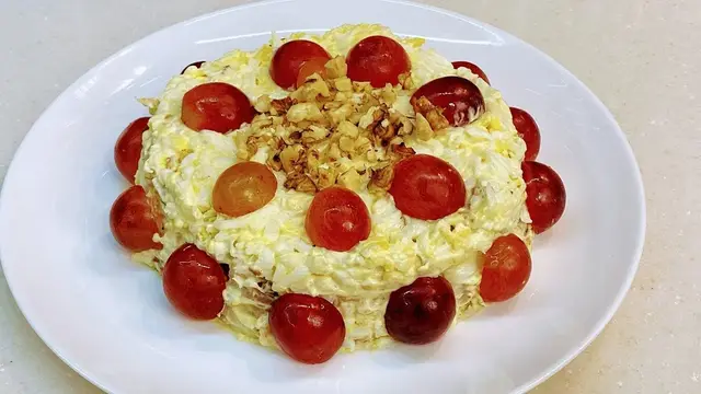 Новогодний салат с мясом, орехами и виноградом