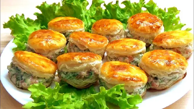 Закуска из слоёного теста и красной рыбы 