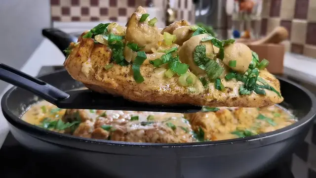 Куриная грудка с грибами в нежном сливочном соусе