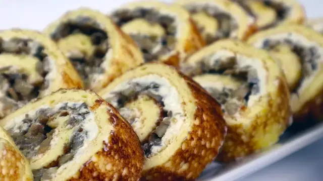 Яичный рулет с грибами 