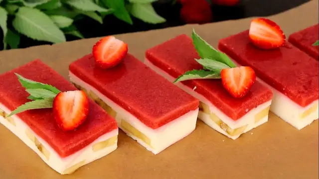 Летний десерт из клубники, банана и творога