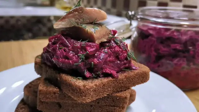 Закуска с селедкой и свеклой