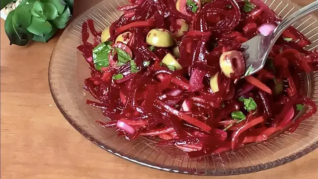 Необыкновенно простой и вкусный салат из обычной свеклы