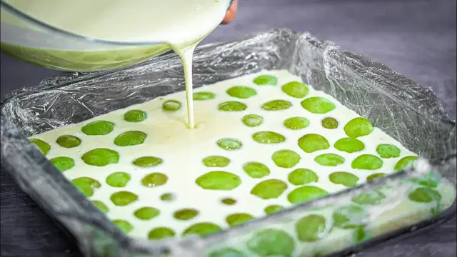 Вкусный десерт с виноградом