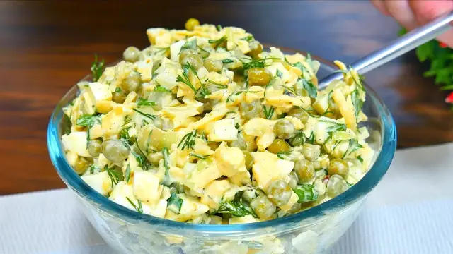 Салат с маринованным луком, яйцом и горошком 