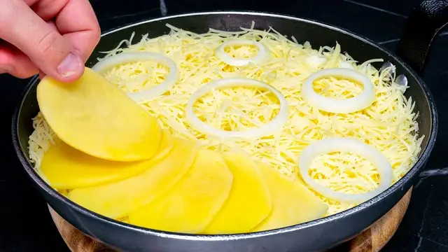 Картофельная запеканка с овощами, песто и моцареллой