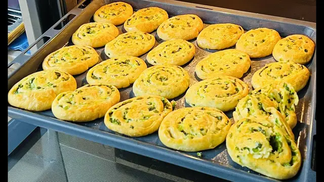 Слоёные булочки с зелёным луком