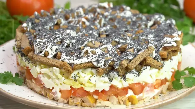 Слоёный салат с окорочками и сухариками 