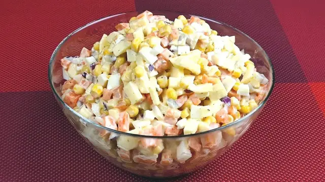 Простой салат с яблоками и кукурузкой