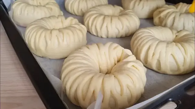 Воздушные булочки со смородиной