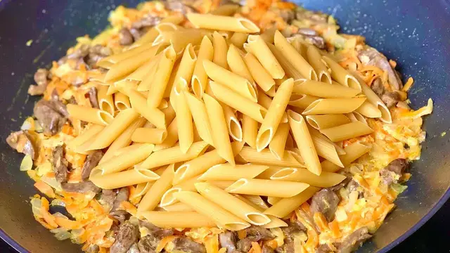 Макароны на сковороде с куриными сердечками
