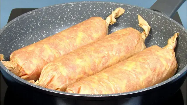 Мясной рулет в пергаменте на сковородке