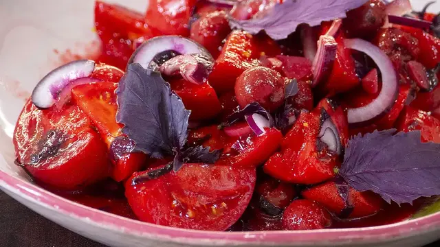 Салат из помидоров и вишни 