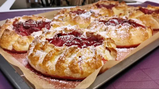 Клубничные пироги из творожного теста