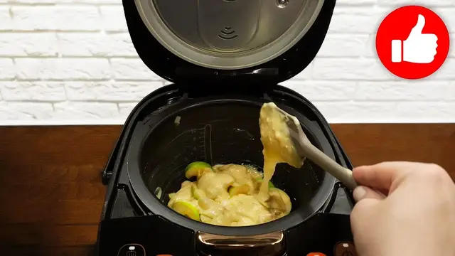 Пирог с яблоками в мультиварке
