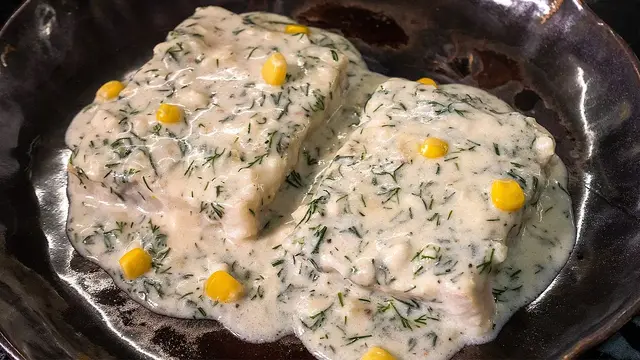 Жареный минтай в соусе бешамель с чесноком и укропом