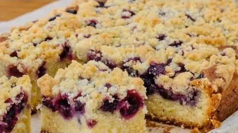 Тёртый пирог с клубникой