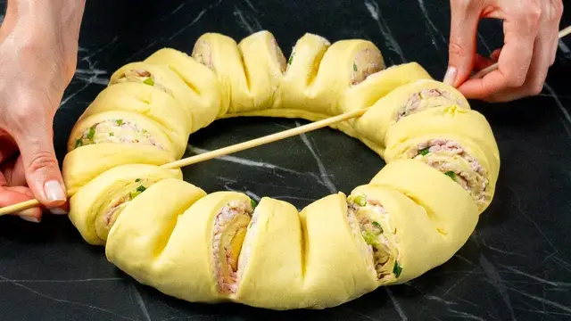 Пирог с сосисками и сливочным сыром