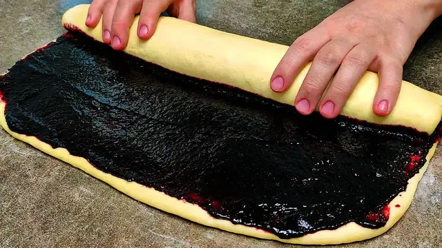 Черничные рулетики с глазурью