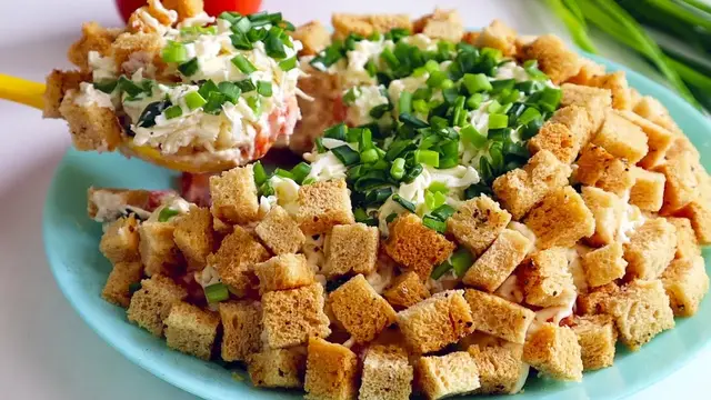 Салат с помидорами, сухариками и плавлеными сырками