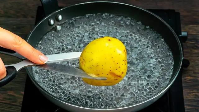 Картофельный омлет с сыром и сливочно-беконным соусом