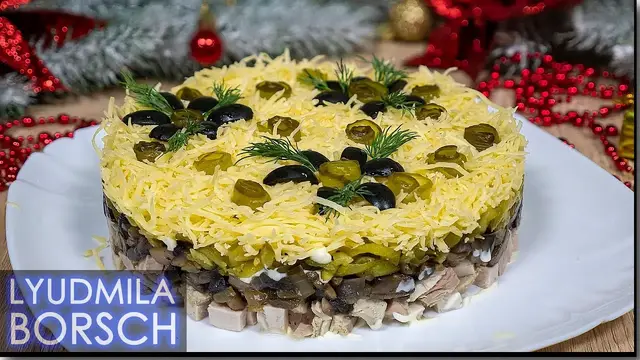 Слоеный салат с мясом и грибами 