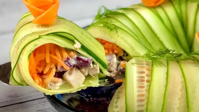 Салат с куриным филе, огурцом и фасолью 