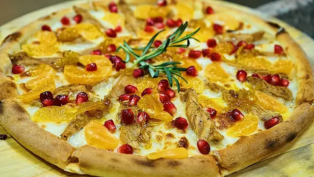 Пицца с маринованной индейкой и мандаринами