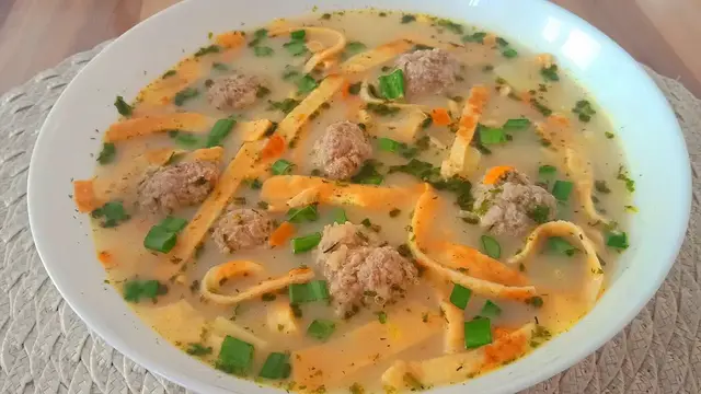 Вкусный сливочный суп с яичными блинчиками и фрикадельками
