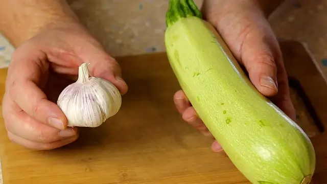 Чесночные кабачки в духовке