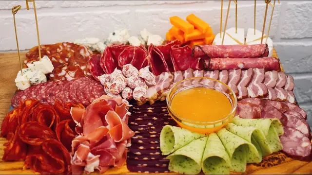 Красивая мясная нарезка на праздничный стол