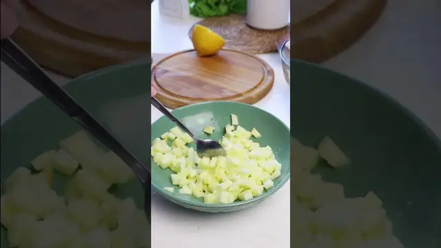Салат из пекинской капусты и копченой курицы