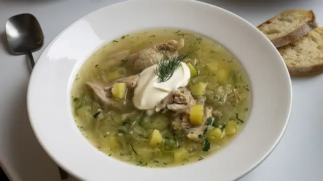 Щи из свежей капусты на курином бульоне