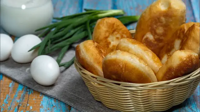 Ленивые пирожки с луком и яйцом на кефире