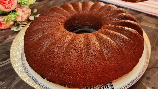 Воздушный пирог с шоколадным соусом