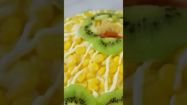Салат с курицей и киви