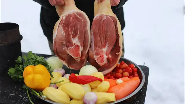 Свиные рульки с овощами в казане