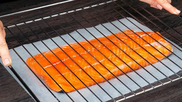 Лосось на сковороде с грибным соусом и картофельным пюре