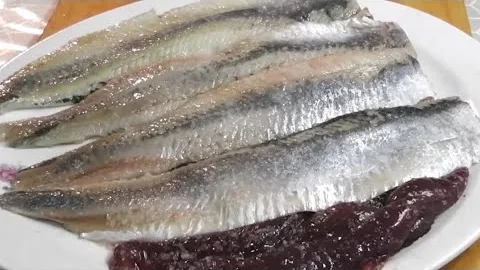 Вкусная маринованная селедка