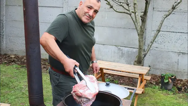 Мясо в казане на костре