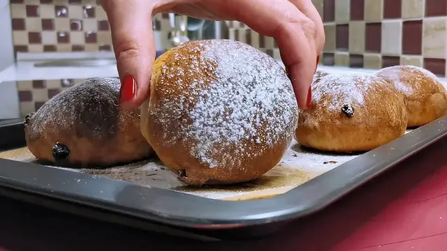 Булочки с изюмом на тесте без дрожжей 