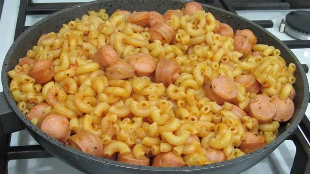 Макароны с колбасой на сковородке 