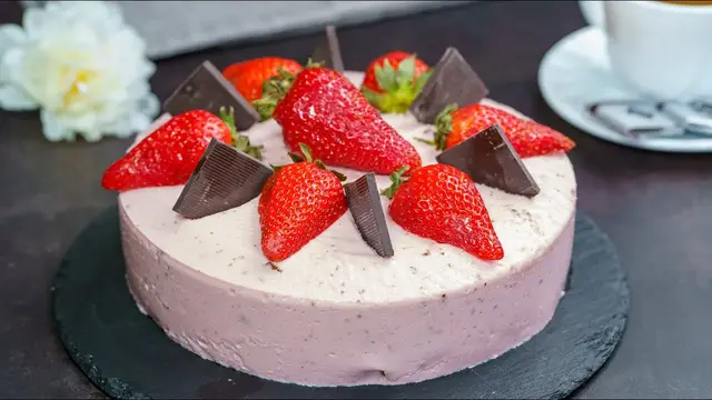 Торт без выпечки с клубникой