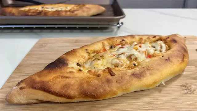 Сочная пицца с хрустящей корочкой