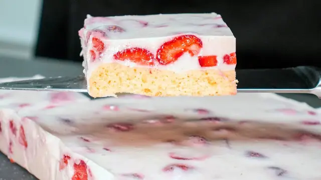 Нежный и быстрый клубничный десерт