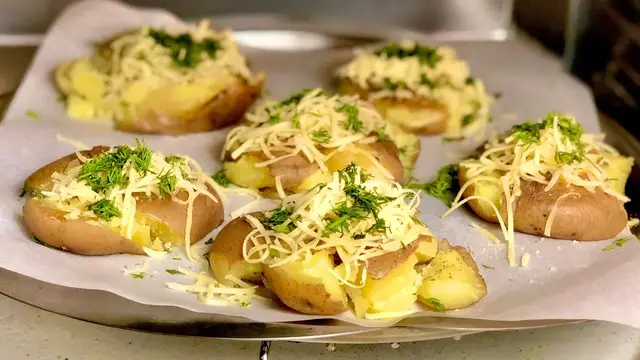 Очень вкусная и ароматная картошка в духовке