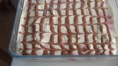Вкусный десерт с малиной