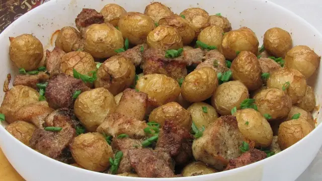 Молодая картошка запечённая с мясом в духовке