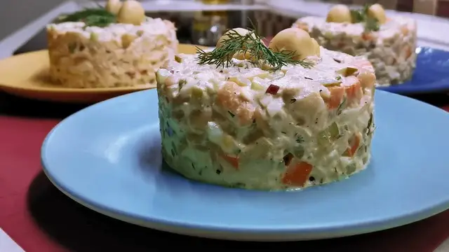 Салат с курицей, фасолью и грибами на праздничный стол 